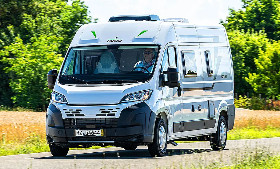 Neuer Forster Livin Up Pro FV 599 (2025) Die Außenaufnahme zeigt den Forster Livin Up Pro FV 599 (2025) fahrend von schräg vorne links.
