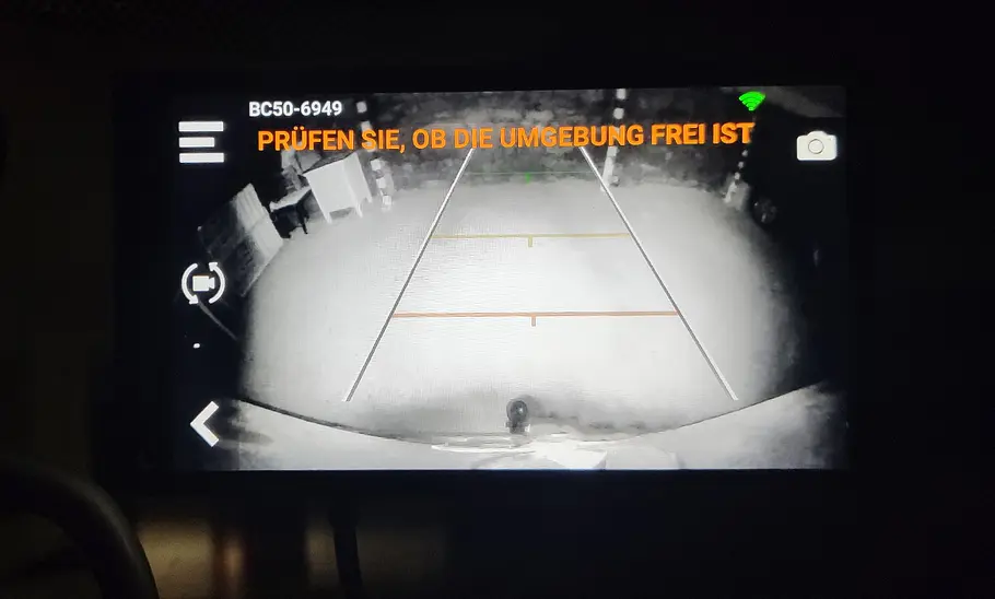 Bild der Garmin BC 50 Night Vision beim Einparken in dunkleer Tiefgarage, fotografiert an der Windschutzscheibe.