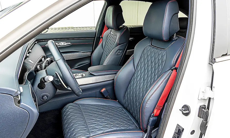 Genesis GV70 Blick in den Innenraum auf die Vordersitze des Genesis GV70.