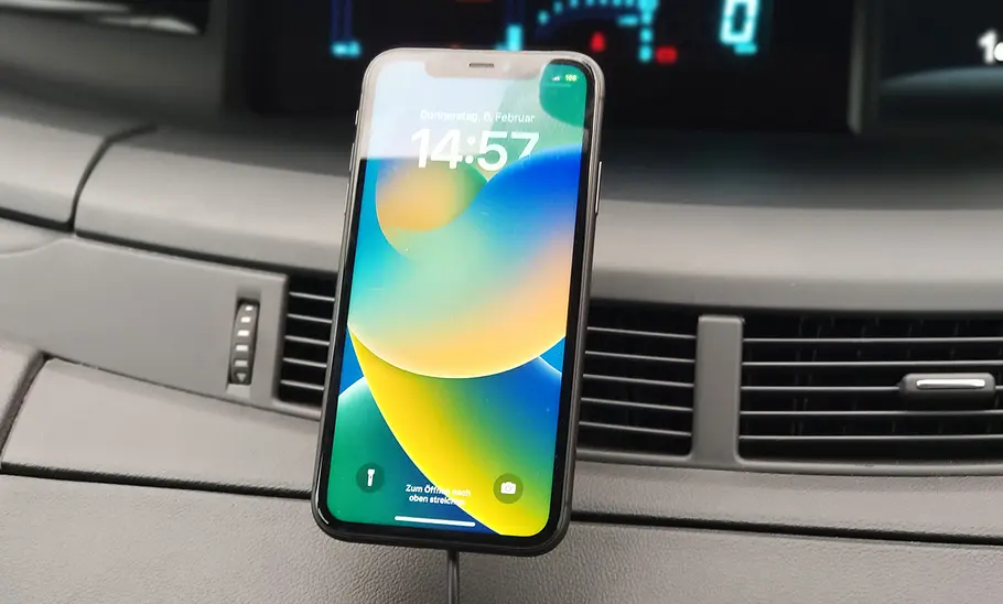 Handyhalterung fürs Auto mit Ladefunktion im Test Der GloPlum Wireless Car Charger am Lüftungsgitter mit iPhone 11 im Hochformat.