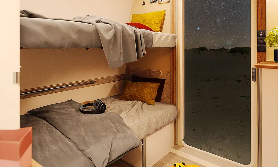 Die Innenaufnahme zeigt die Hecksitzgruppe des Hobby Beachy 420+ (2025) im Etagenbett-Umbau.