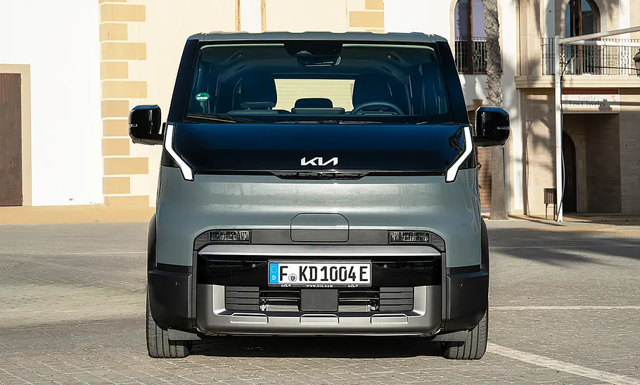Der Kia PV5 Passenger (2025), statisch von vorne fotografiert.