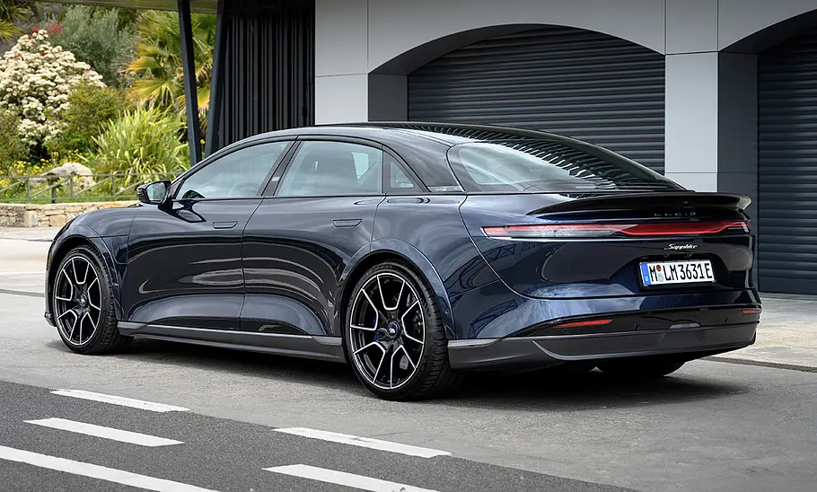 Lucid Air Sapphire (2025) Der Lucid Air Sapphire (2025) steht in der Boxengasse des Circuito Ascari, von hinten links fotografiert.