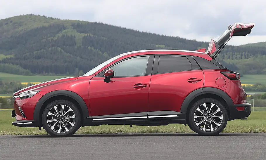 Mazda CX-3 (2018) Der Mazda CX-3 (2018), mit geöffneter Heckklappe von links fotografiert.