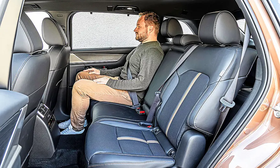 Mazda CX-80 Blick auf die Fondsitze im Innenraum des Mazda CX-80.