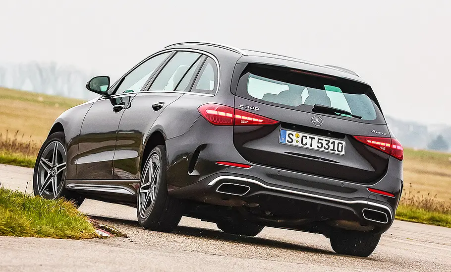 Blick von schräg hinten auf den fahrenden Mercedes C300 T-Modell.
