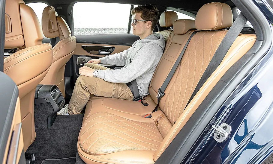 Mercedes E-Klasse T-Modell; Rücksitzbank mit Person