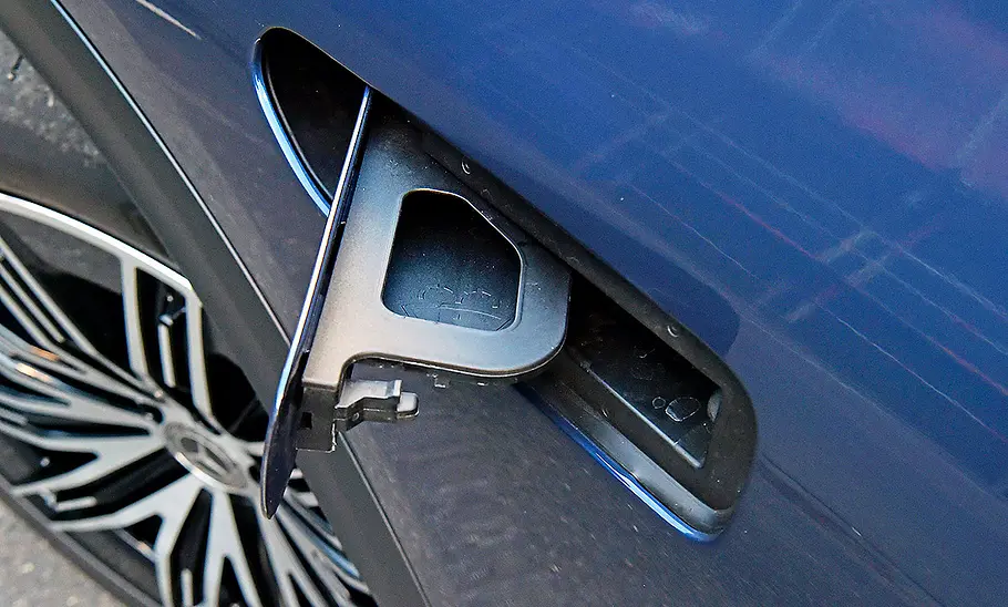Mercedes EQE SUV Detailansicht des seitlichen Wischwasser-Einfüllstutzens vom Mercedes EQE SUV.