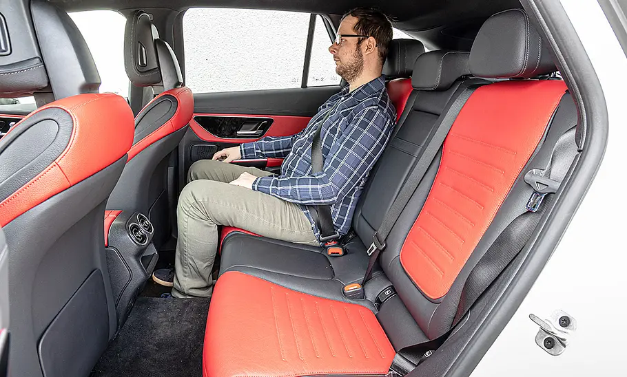 Mercedes GLC Eine Person sitzt im Fond des Mercedes GLC.