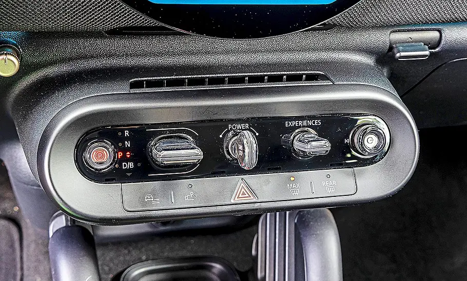 Mini Aceman Blick auf die Armaturen im Innenraum des Mini Aceman.