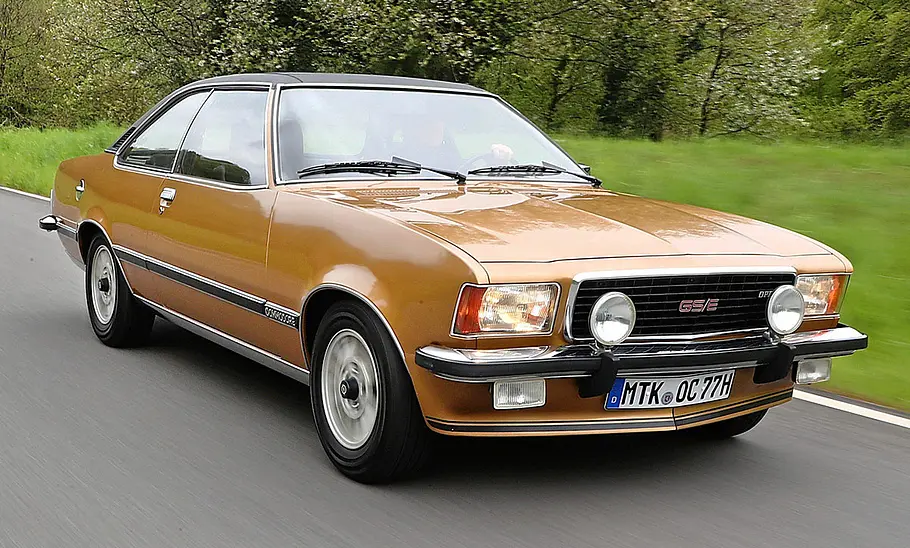 Das Opel Commodore GS/E Coupé fahrend von schräg vorne fotografiert.