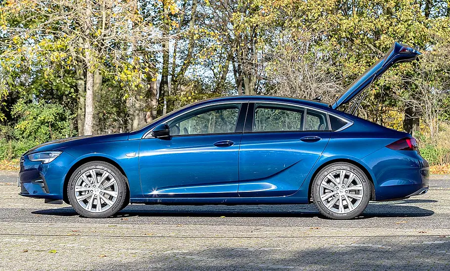 Der Opel Insignia (2020), mit geöffneter Heckklappe von links fotografiert.