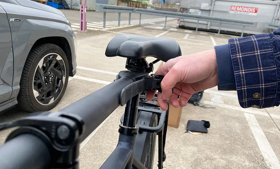 Teleskopisches Spanntragrohr des Pender Ebikelifters am Fahrrad montiert.