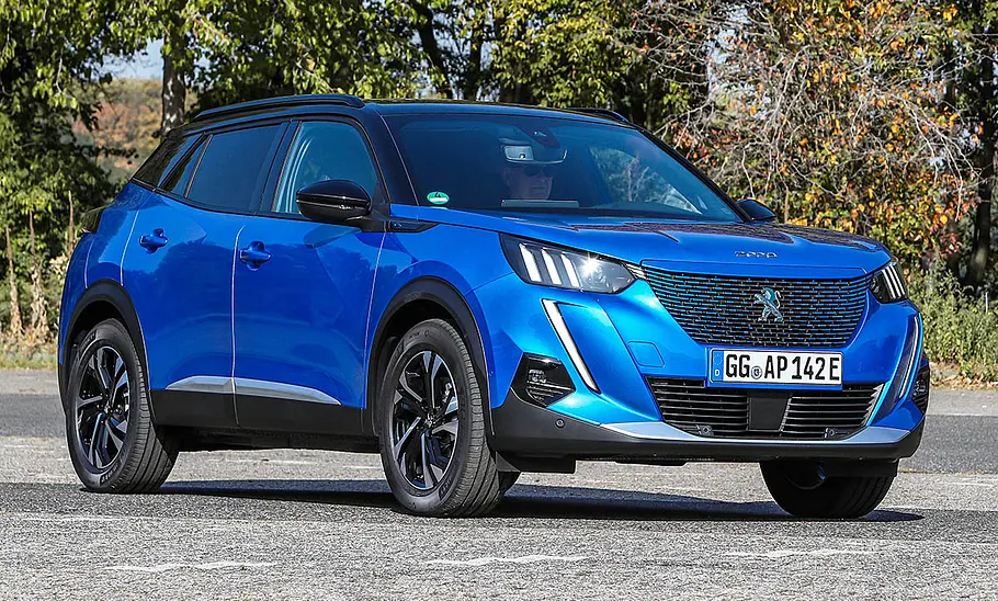Peugeot E-2008 (2019) Der Peugeot E-2008 (2019) steht auf einem Parkplatz, von vorne rechts fotografiert.