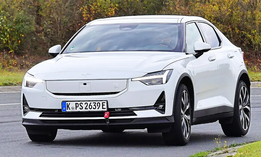 Blick von schräg vorne auf den fahrenden Polestar 2.