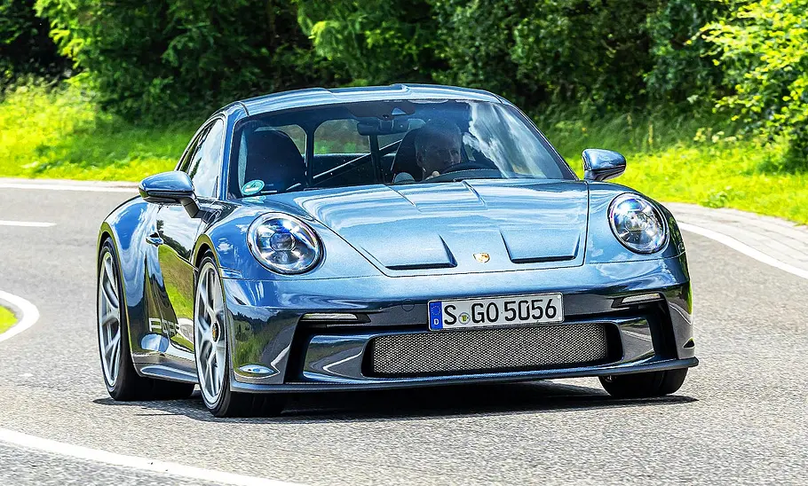 Porsche 911 S/T Porsche 911 S/T auf asphaltierter Straße fahrend, Ansicht von vorne rechts