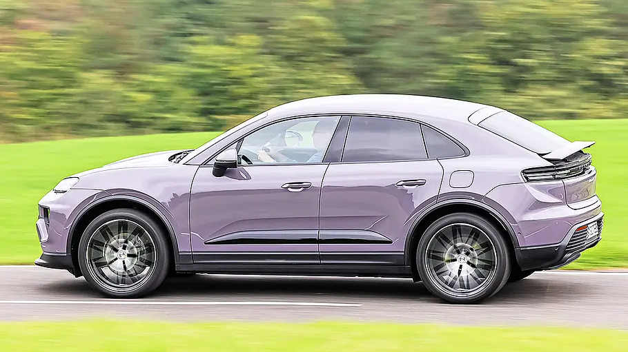 Porsche Macan Blick von der Seite auf den fahrenden Porsche Macan.