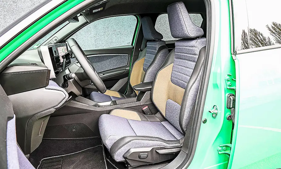 Blick auf die Vordersitze im Innenraum des Renault 5.