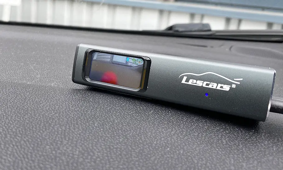 Lescars MDV-5100.dual auf dem Armaturenbrett eines Ford Fiesta.