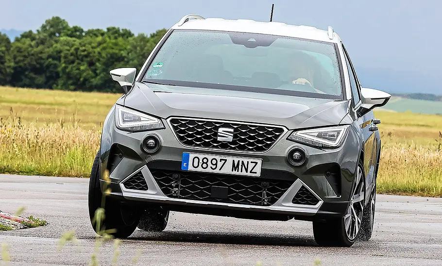 Seat Arona Blick von vorne auf den fahrenden Seat Arona.