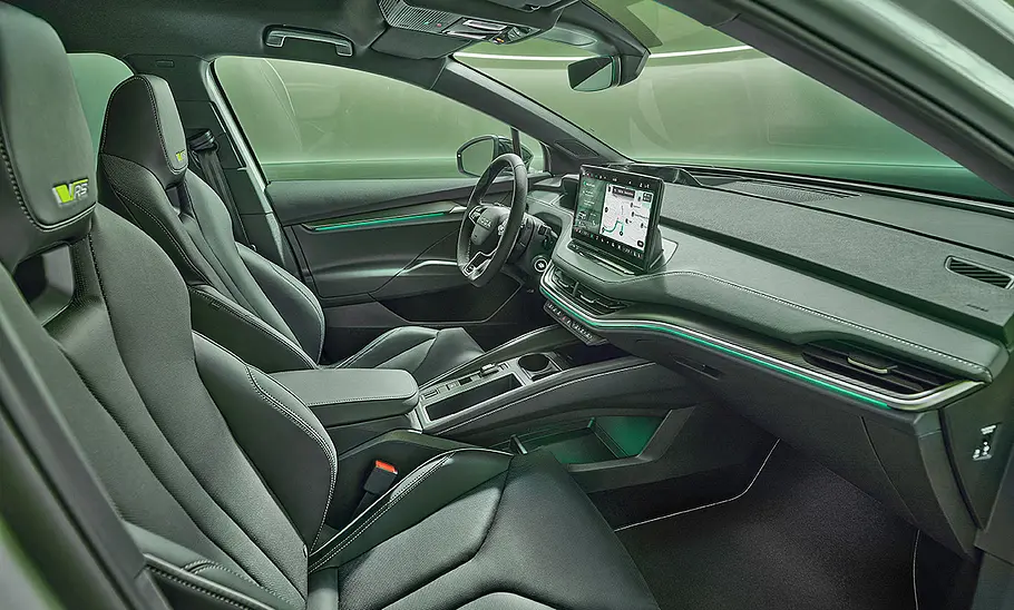 Skoda Enyaq RS Facelift (2025) Vordersitze und Armaturenbrett im Skoda Enyaq RS Facelift (2025).