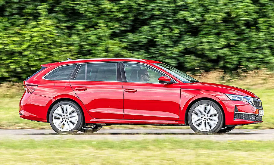 Blick von der Seite auf den fahrenden Skoda Octavia Combi.