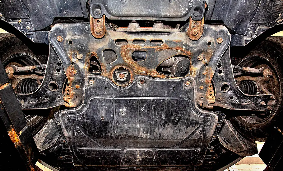 Die vorderen Radaufhängungen des Skoda Octavia (2013) in der Detailaufnahme, von unten fotografiert.