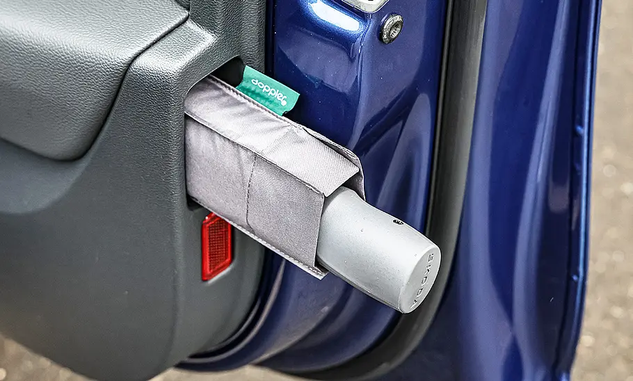 Skoda Superb Combi; Detailaufnahme des eingebauten Regenschirms in der rechten vorderen Tür