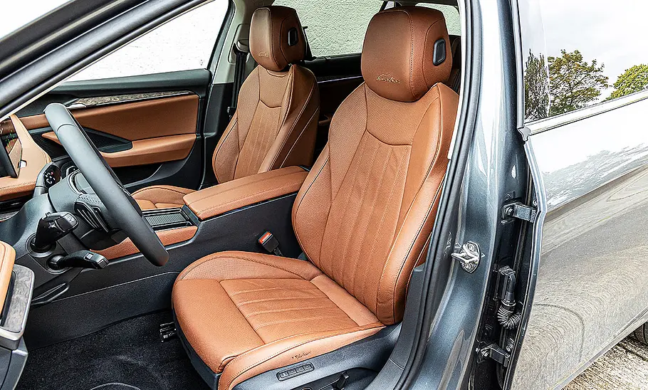 Skoda Superb Combi Blick in den Innenraum auf die Vordersitze des Skoda Superb Combi.