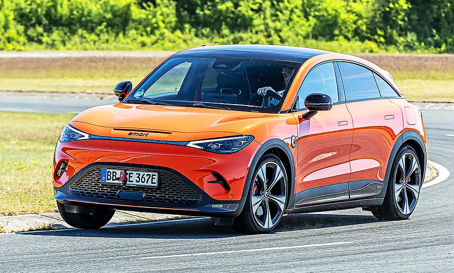 Blick von schräg vorne auf den fahrenden Smart #3 Brabus.