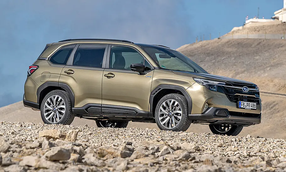 Subaru Forester (2025) Subaru Forester (2025) steht auf einer Schotterpiste, Ansicht von rechts.