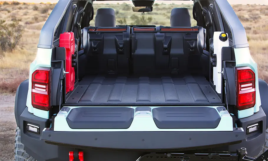 Die Pritschenwand des Toyota Land Cruiser ROX wird flachgelegt zur zusätzlichen Sitzgelegenheit.