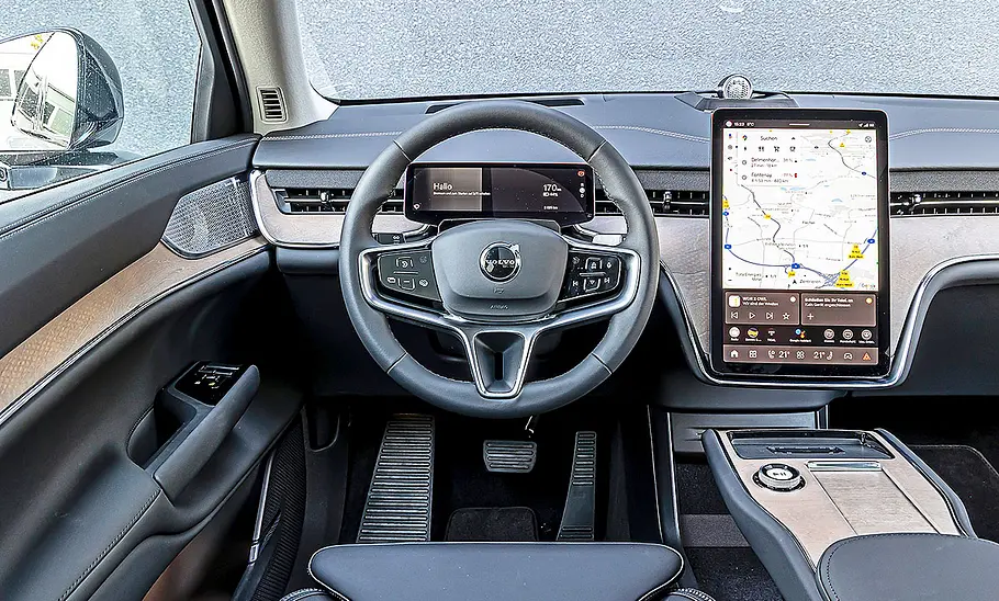 Blick auf die Armaturen im Innenraum des Volvo EX90.