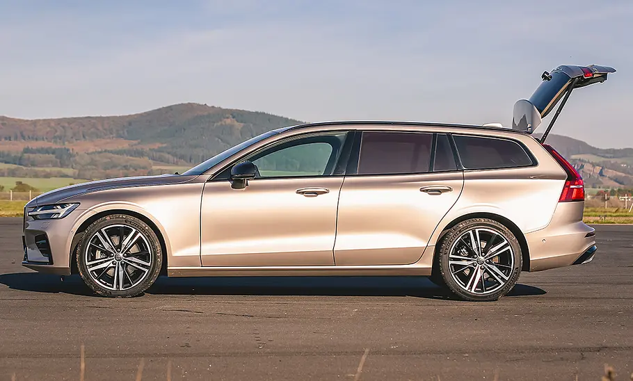 Der Volvo V60 (2018), mit geöffneter Heckklappe von links fotografiert.