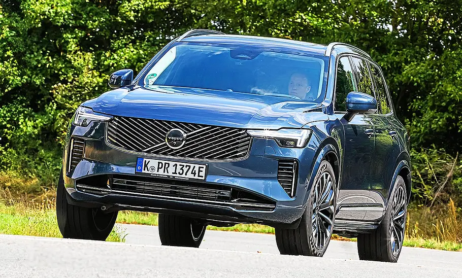 Volvo XC90 Blick von schräg vorne auf den fahrenden Volvo XC90.