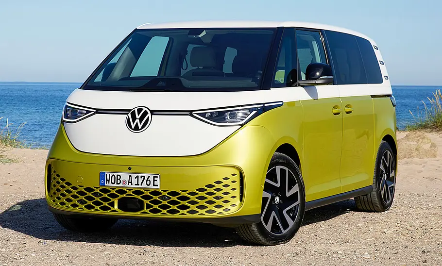 VW ID. Buzz Der VW ID. Buzz steht an einer Küste, statisch von vorne links fotografiert.