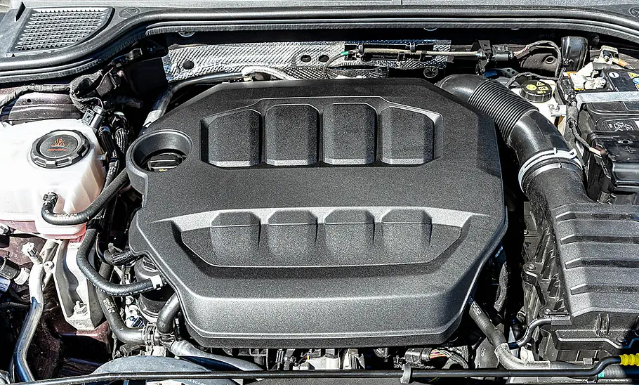 Ein Blick unter die Motorhaube des VW Golf GTI.