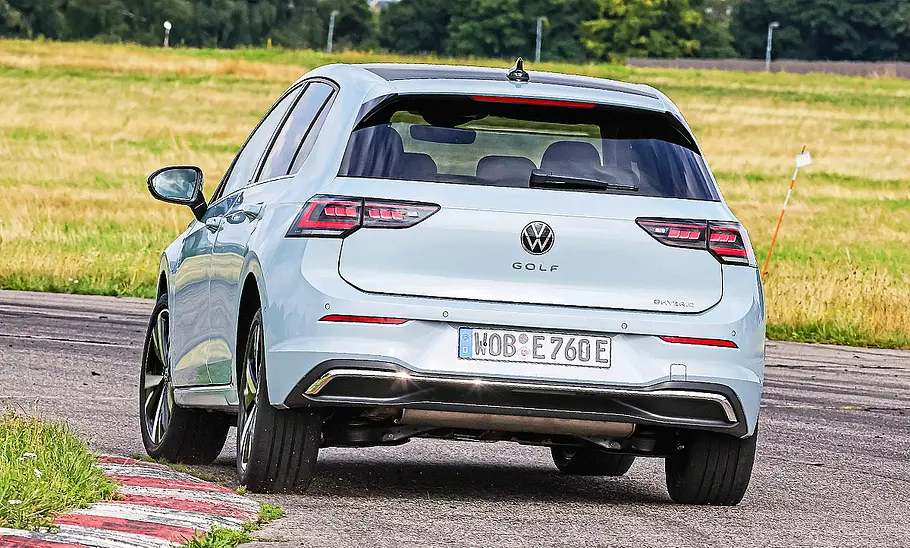 Blick von schräg hinten auf den fahrenden VW Golf.