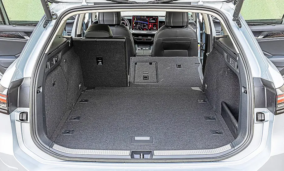 Blick in den Kofferraum des VW Passat.