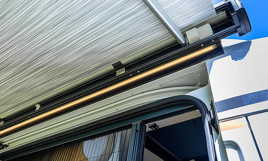 Im Detail ist die Markise des Weinsberg CaraBus 540 MQ (2025) zu sehen.