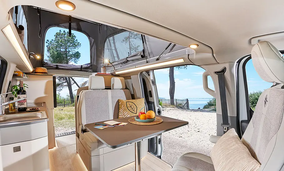 Blick in den Wohnraum des Westfalia Kelsey (2024) vom Cockpit aus.