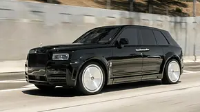 Rolls-Royce Cullinan Black Badge von 1016 Industries: schräg vorn fahrend - Foto: 1016 Industries