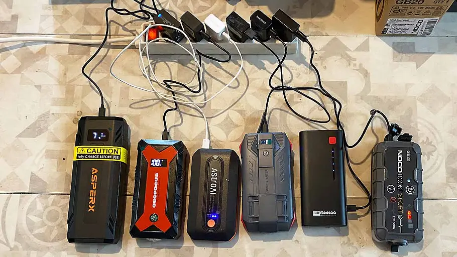 Starthilfe-Powerbanks im Test Die Starthilfe-Powerbanks im Testfeld laden per USB-C an einer Mehrfachsteckdose.