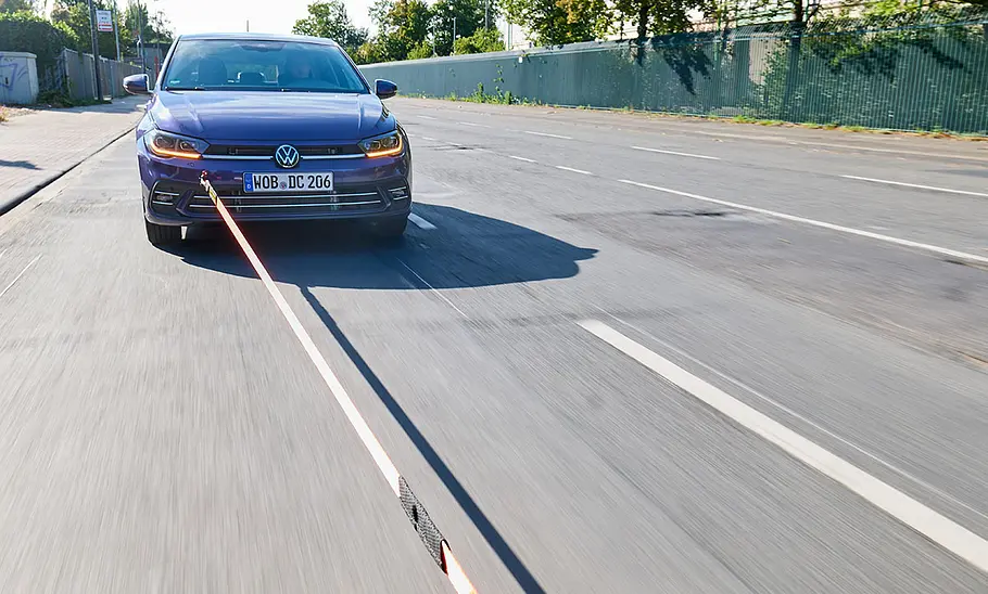 VW Polo beim Abschleppen mit einem Abschleppseil, fotografiert von vorne beim Fahren.