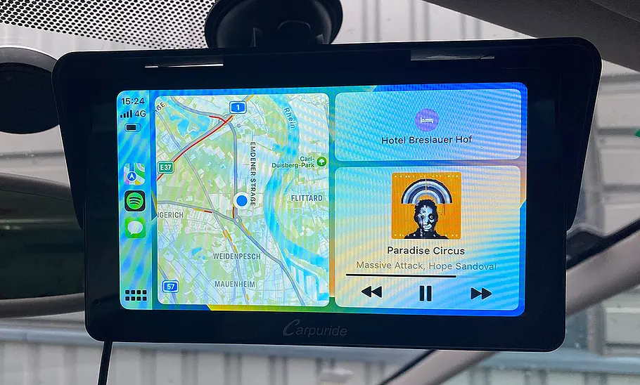 Der Carpuride Carplay Screen 7 Zoll an einer Windschutzscheibe mit Split Screen, fotografiert von vorne.