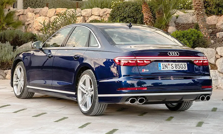 Audi S8 (2017); statisch von hinten links