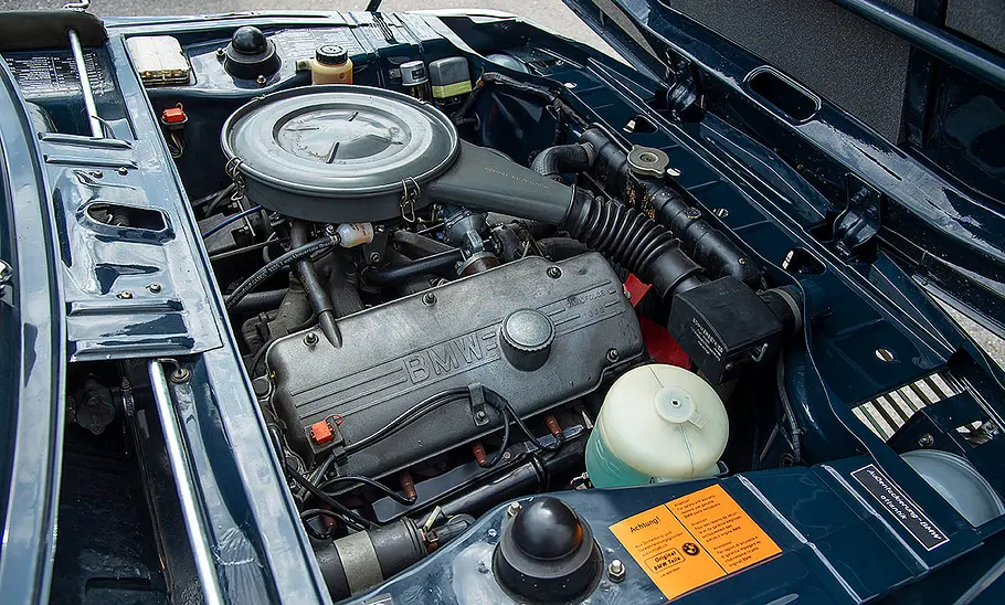 BMW 2002 Blick in den Motorraum des BMW 2002.