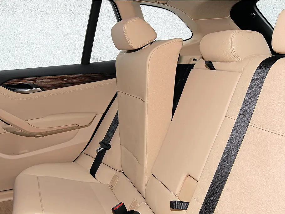 BMW X1 SUV Van Vergleichstest Rückbank Variabilität