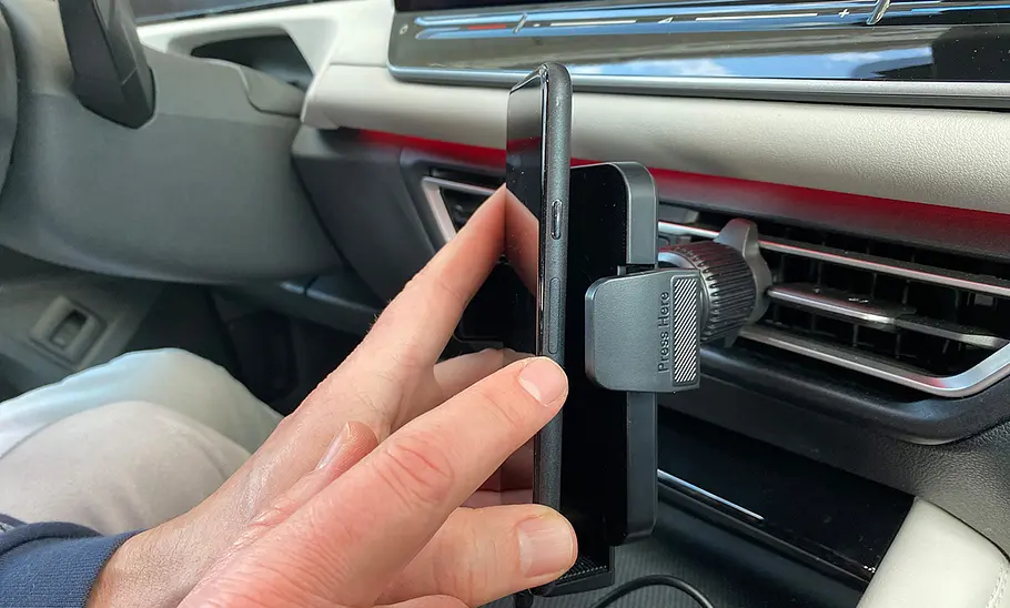 Cindro Handyhalterung Auto Cindro Handyhalterung Auto montiert von schräg vorne fotografiert.