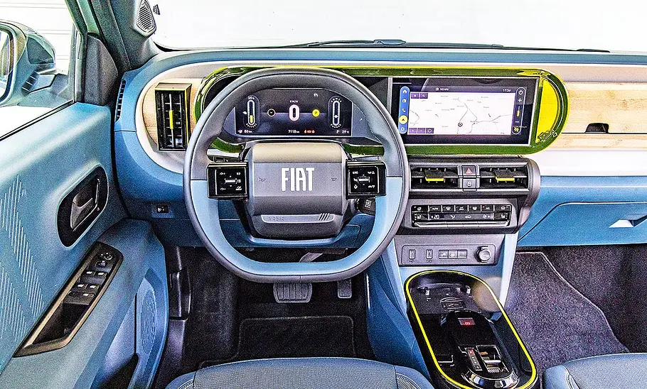 Blick auf die Armaturen im Innenraum des Fiat Grande Panda.